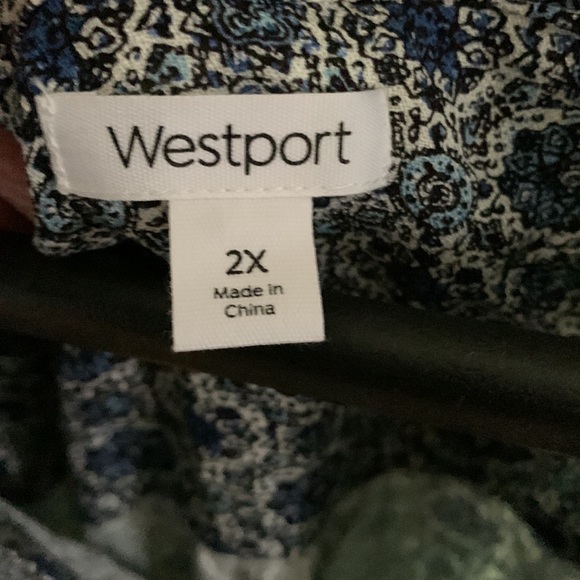 Pretty blue patterned blouse size 2X. Rayon so not stretchy. Wear to work or out - Picture 2 of 6